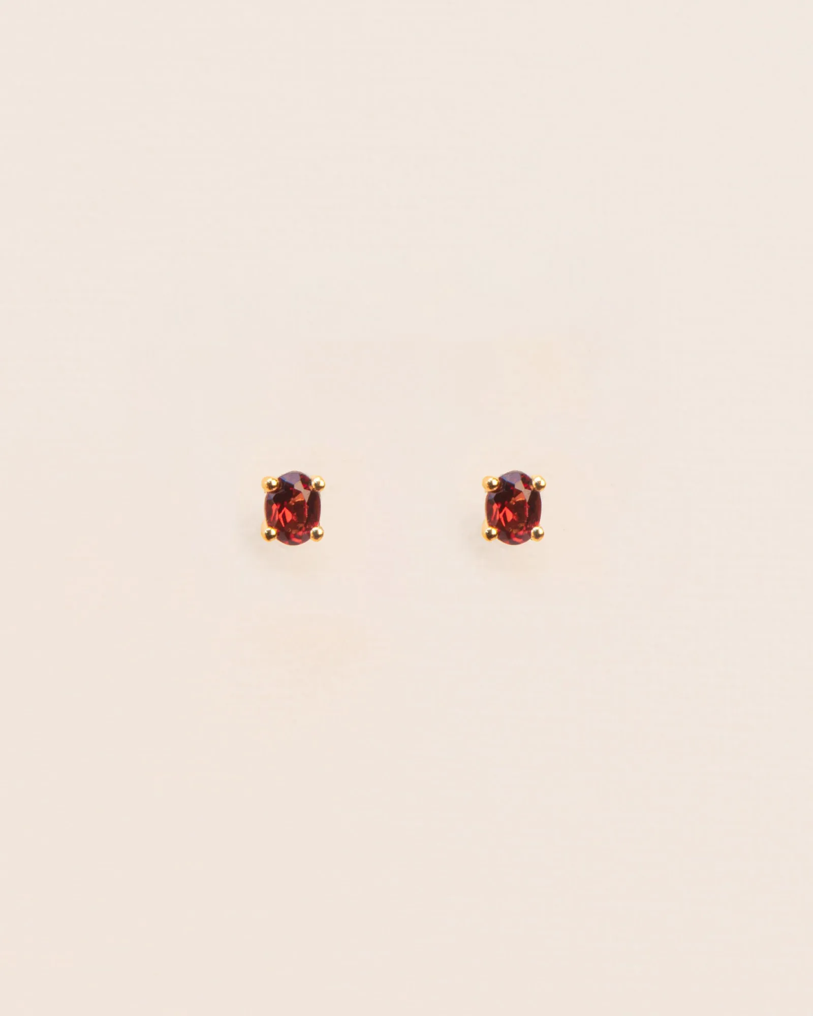 18K Simple Gold Studs w. Red Garnet