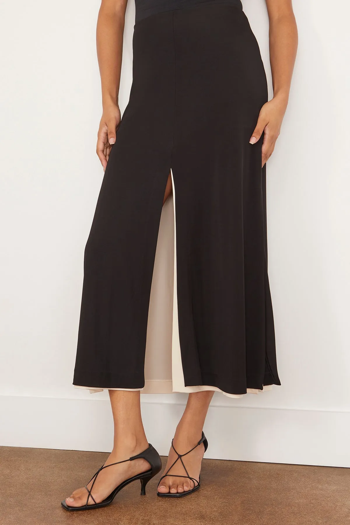 Incise Multi Slit Skirt in Black